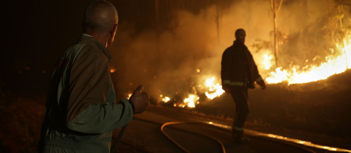 Vecinos colaboran en las labores de extinción del incendio, a 12 de octubre de 2023, en Vidal, Trabada, Lugo