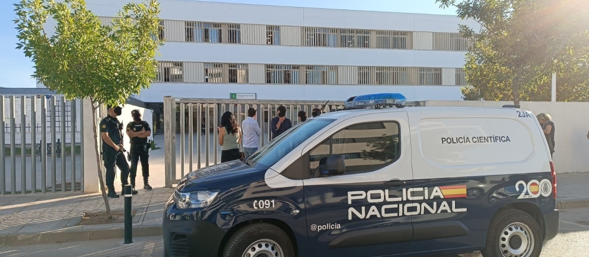 (Foto de ARCHIVO)
Agentes de Policía en la puerta de un colegio