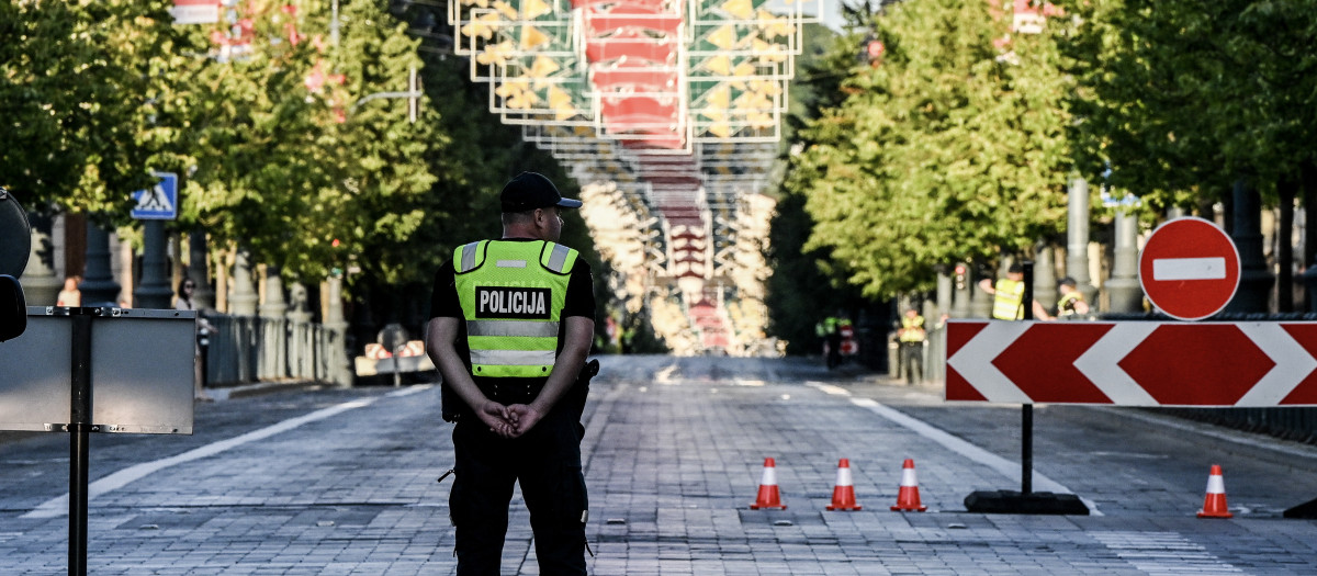 Un oficial de policía vigila una calle en el centro de Vilna, Lituania