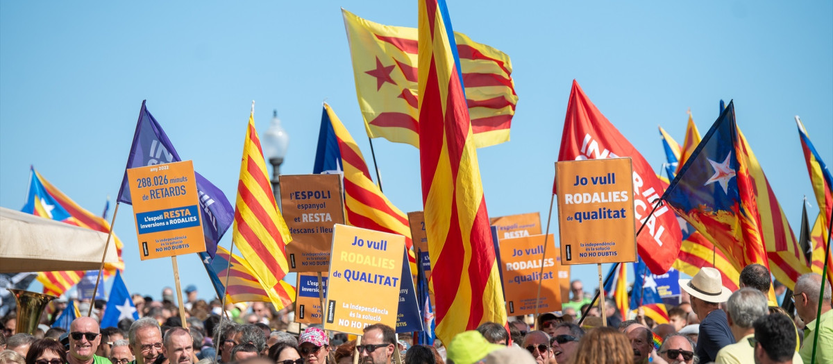 (Foto de ARCHIVO)
Decenas de personas durante la manifestación de ACN por la Diada, a 11 de septiembre de 2024, en Tarragona, Catalunya (España). Assemblea Nacional Catalana (ANC), Òmnium Cultural, Associació de Municipis per la Independència (AMI), Consell de la República, La Intersindical, CIEMEN y CDR, entidades organizadoras de las manifestaciones de la Diada de Catalunya, han instado a la "movilización multitudinaria" en el primer 11 de septiembre sin un presidente independentista al frente de la Generalitat desde hace 12 años.
Laia Solanellas / Europa Press
11 SEPTIEMBRE 2024;MANI;DIADA;CATALUÑA;ESTELADA;BANDERA;
11/9/2024
