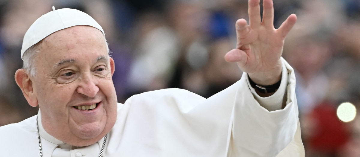 Pope Francis waves to the crowd during the weekly general audience at St Peter's Square in The Vatican on November 20, 2024. (Photo by Filippo MONTEFORTE / AFP)