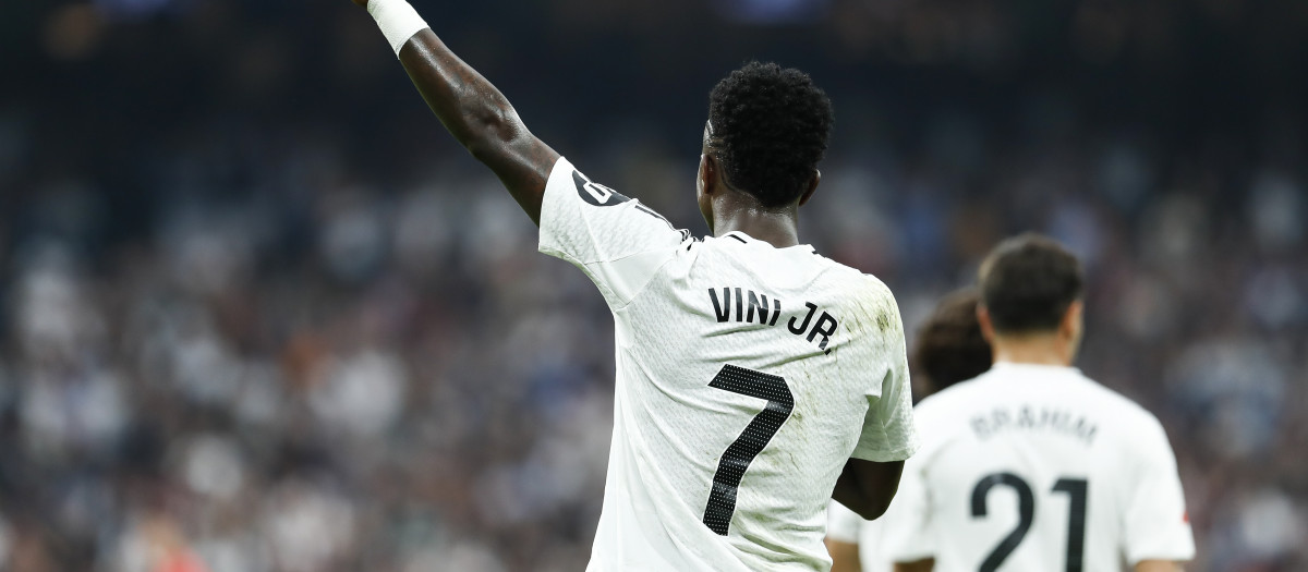 Vinicius Junior celebra uno de sus goles en la pasada jornada de Liga ante el Osasuna en el Santiago Bernabéu