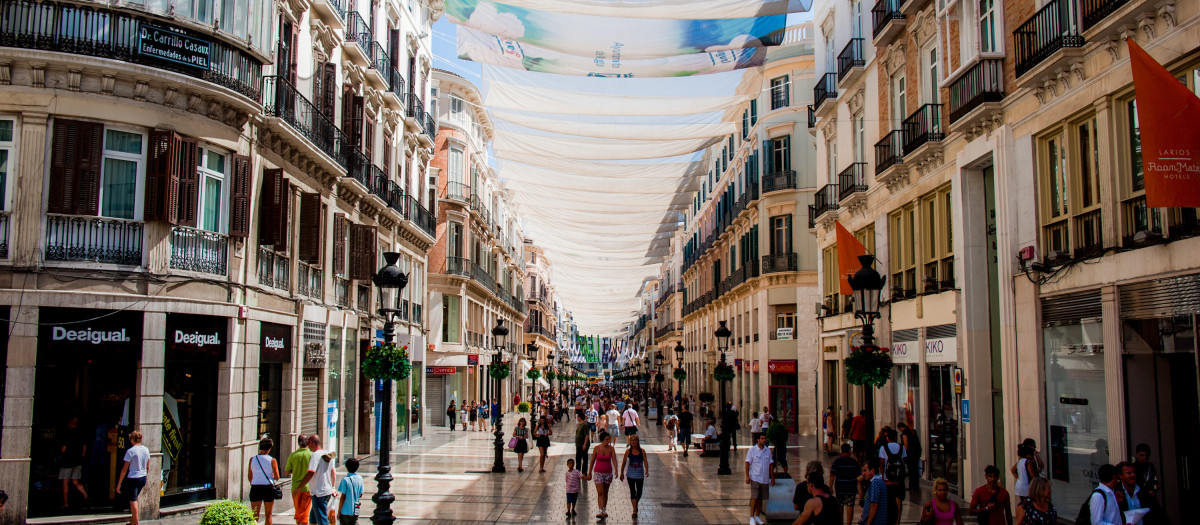 Esta concurrida calle se convierte, cada año, en el centro neurálgico de la Navidad, la Semana Santa y la Feria