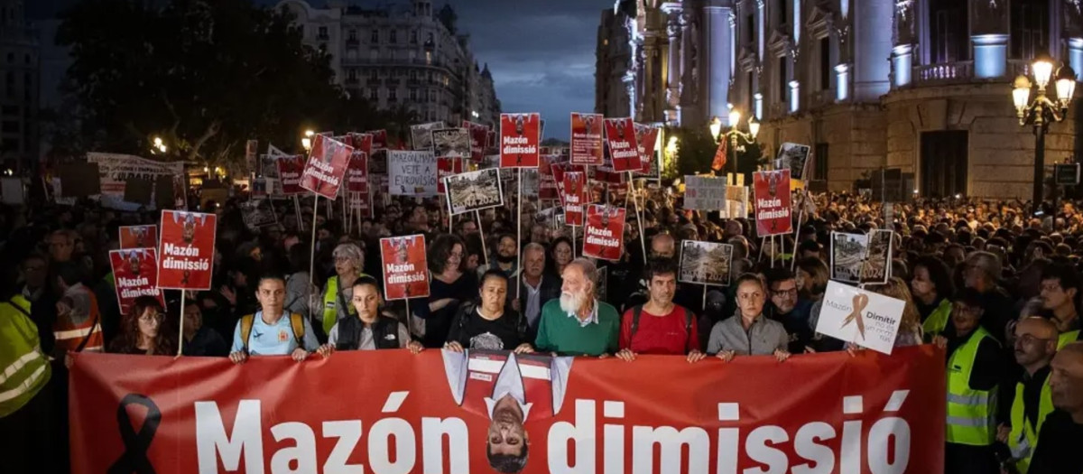 Manifestación contra mazón, en la plaza del Ayuntamiento de Valencia