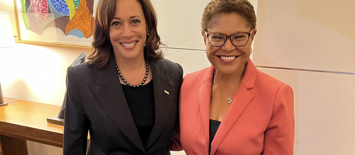 La excandidata republicana Kamala Harris y la alcaldesa de Los Ángeles Karen Bass