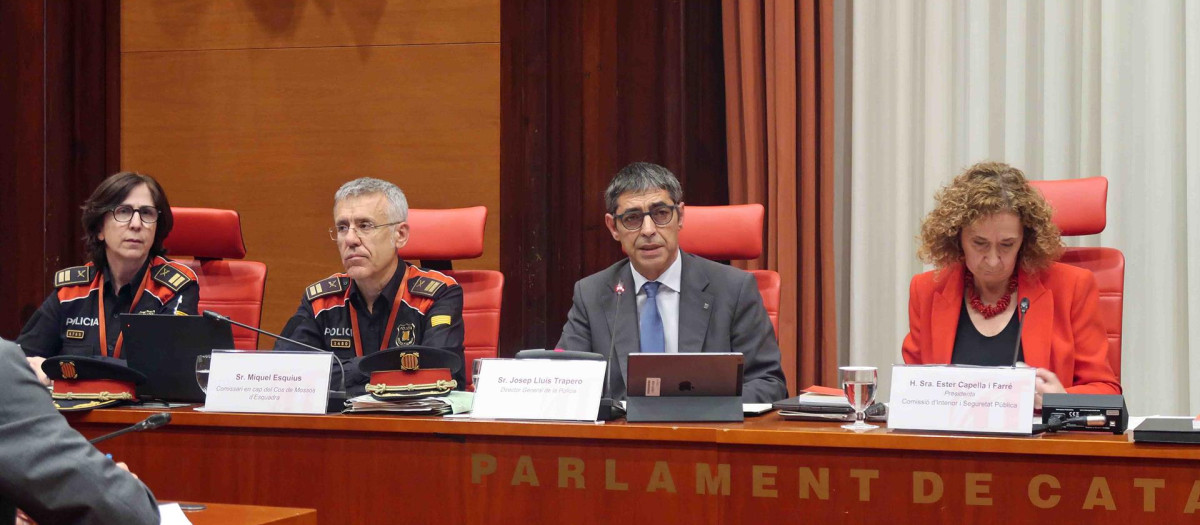 Josep Lluís Trapero comparece en el Parlament acompañado del comisario jefe de los Mossos, Miquel Esquius, y la subjefa Alicia Moriana