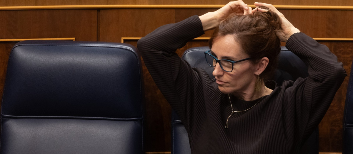 La ministra de Sanidad, Mónica García, durante una sesión plenaria en el Congreso de los Diputados