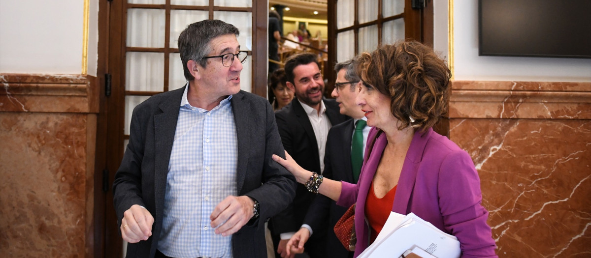 La ministra de Hacienda, María Jesús Montero, junto al portavoz del PSOE en el Congreso, Patxi López.