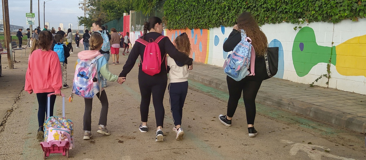 Un grupo de niños va a clase en la pedanía de Castellar-Oliveral, en Valencia