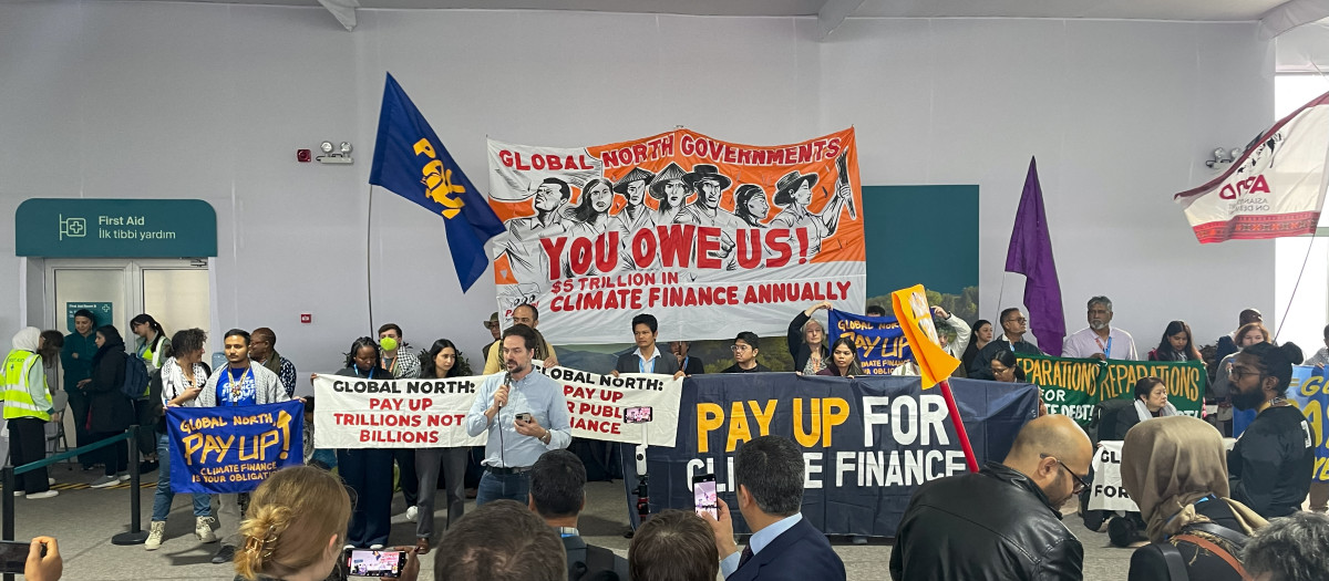 Activistas en la sede de la  COP29, en Bakú