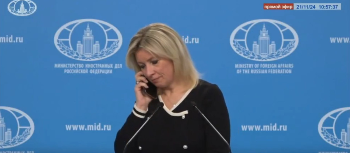 La portavoz del Ministerio de Relaciones Exteriores ruso, María Zajarova, recibe una llamada en plena rueda de prensa