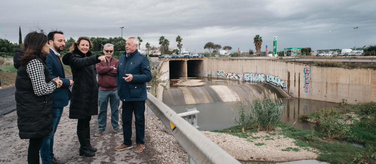 La alcaldesa de Castellón, Begoña Carrasco, señala con el dedo en el rio Seco