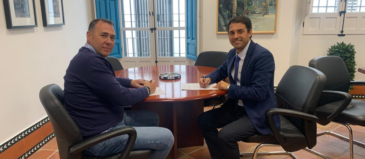 El presidente de Proyecto Hombre, Jesús Tamayo, y el director de la Fundación Cajasur, Leopoldo Izquierdo durante la firma del acuerdo