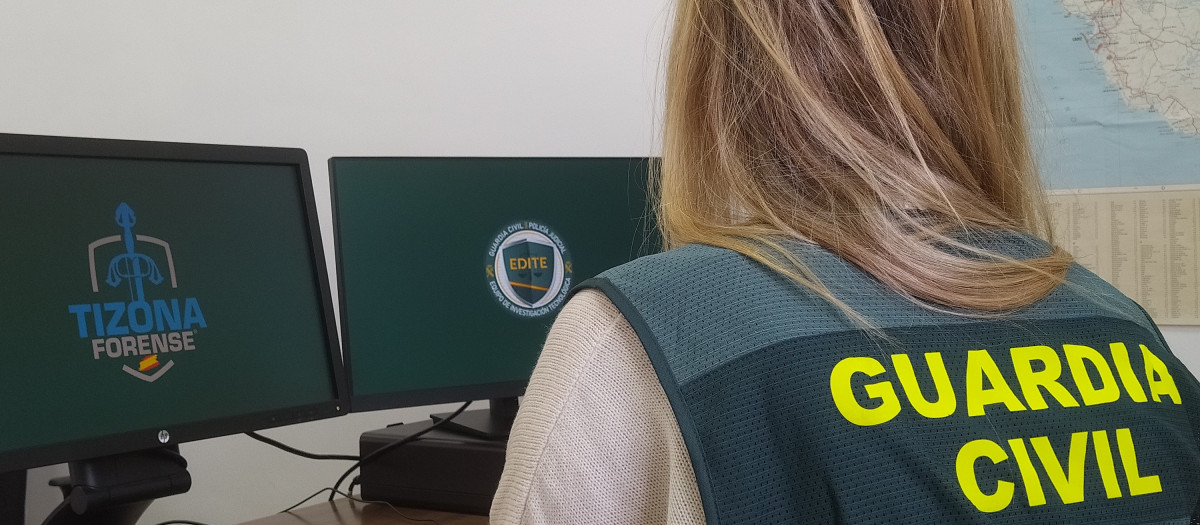 Una agente del Equipo de Investigación Tecnológica de la Guardia Civil