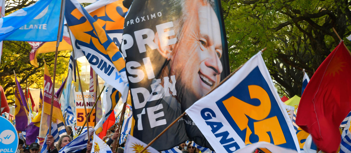 Simpatizantes del candidato a la Presidencia de Uruguay por el oficialista Partido Nacional, Álvaro Delgado, en Montevideo