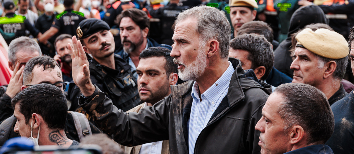 El Rey Felipe VI durante su visita a Paiporta