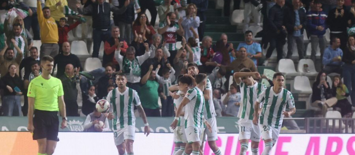 Momento del partido entre el Córdoba y el Zaragoza