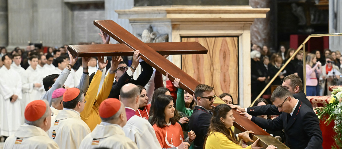 Jóvenes portugueses entregaron la Cruz de la JMJ a los jóvenes surcoreanos en el Vaticano