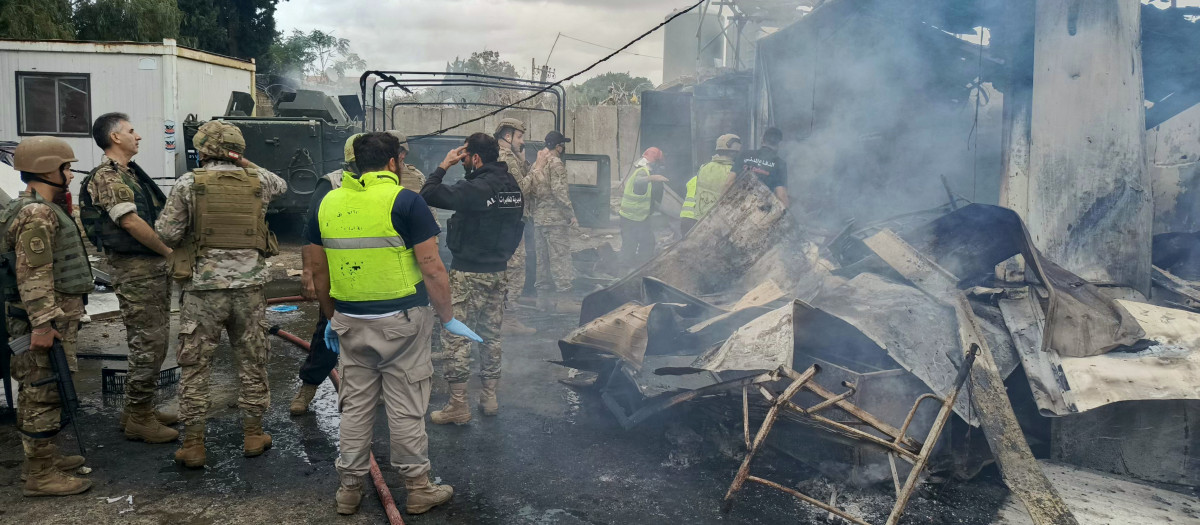 Soldados y rescatistas se reúnen en el lugar de un ataque aéreo israelí contra un puesto del ejército libanés en Amriyeh, en el sur del Líbano