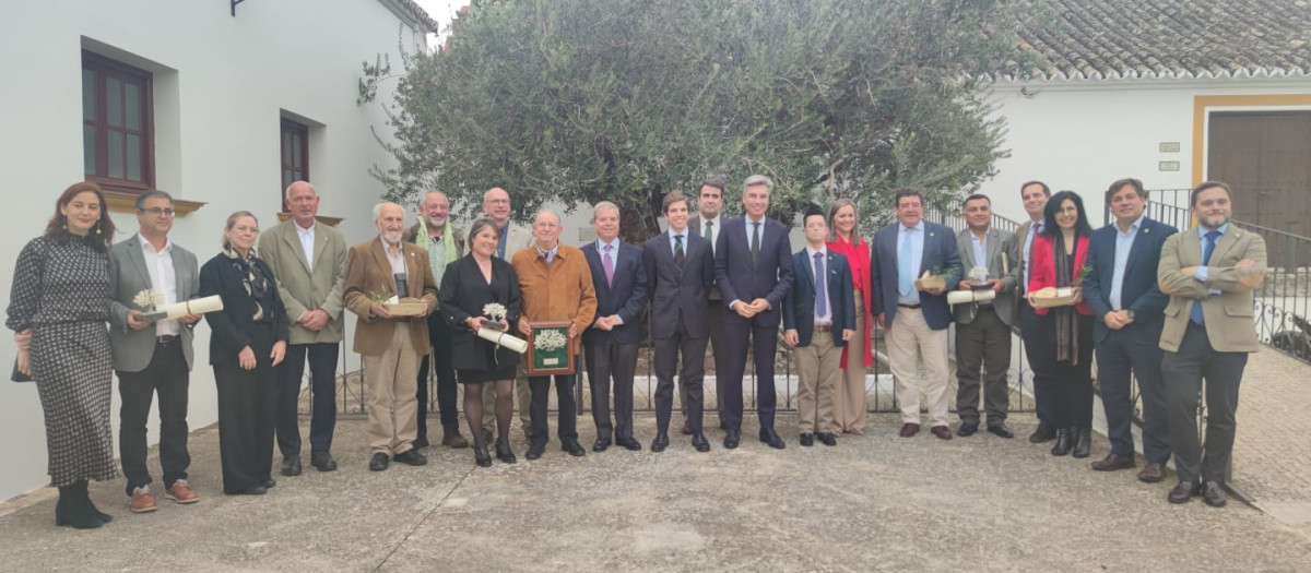 Los galardonados posan en una foto de familia