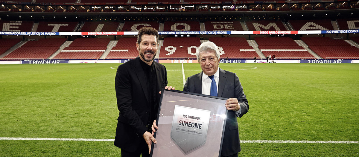 Diego Simeone recibe de manos de Enrique Cerezo una placa conmemorativa por sus 700 encuentros oficiales con el Atleti