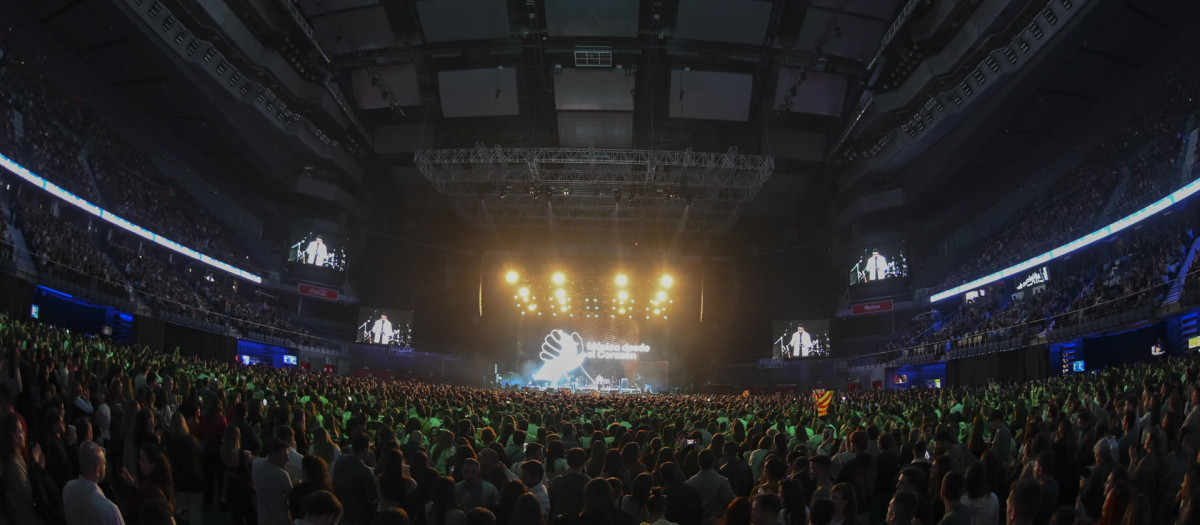 Imagen en un gran angular del Wizink Center de Madrid desde la pista en el concierto solidario celebrado este domingo bajo el título 'Música desde el corazón'.