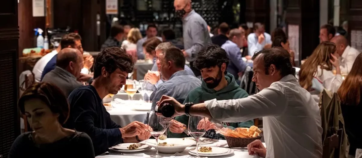 Varias personas cenan en la terraza de un restaurante del centro de Murcia, en una imagen de archivo