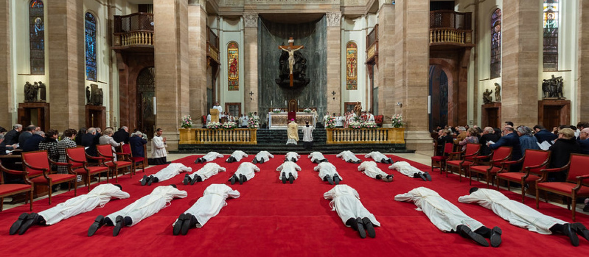 Los nuevos diáconos durante la ceremonia en la basílica de San Eugenio