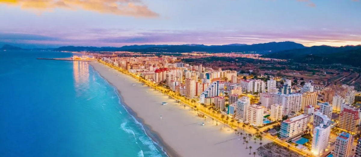 Vista panorámica de Valencia desde la playa de la Malvarrosa