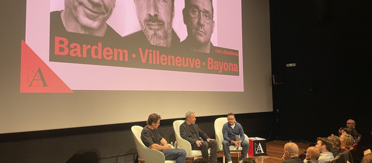 Javier Bardem, Denis Villeneuve y J.A. Bayona durante un acto en la Academia de Cine