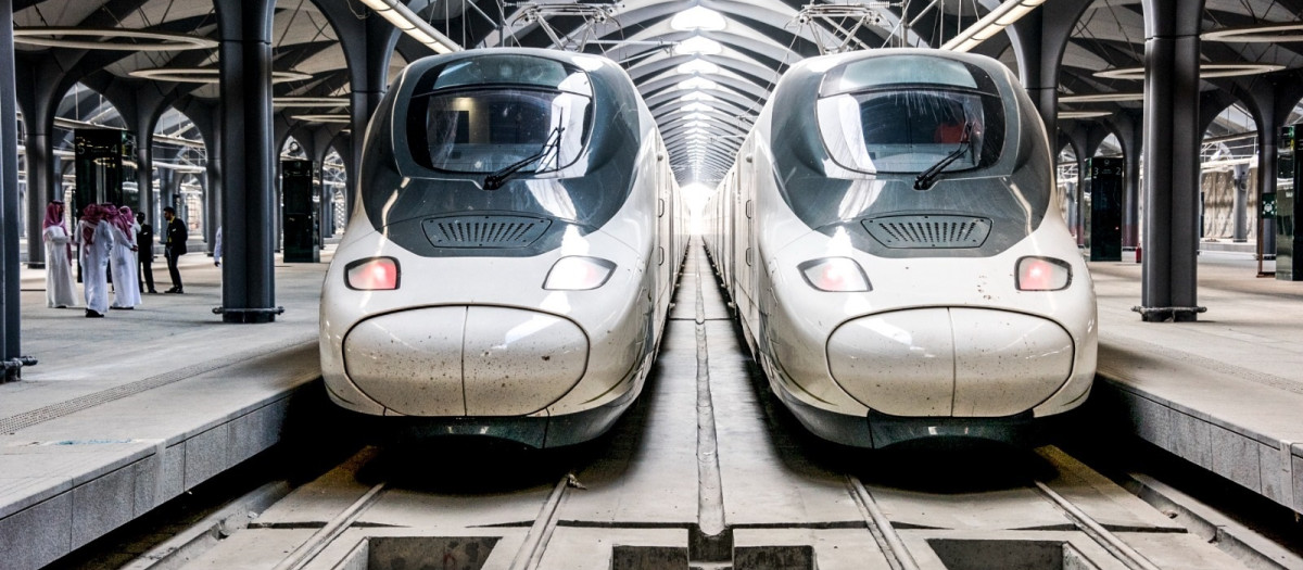 Trenes Haramain o 'AVE a la Meca' en una estación de la línea