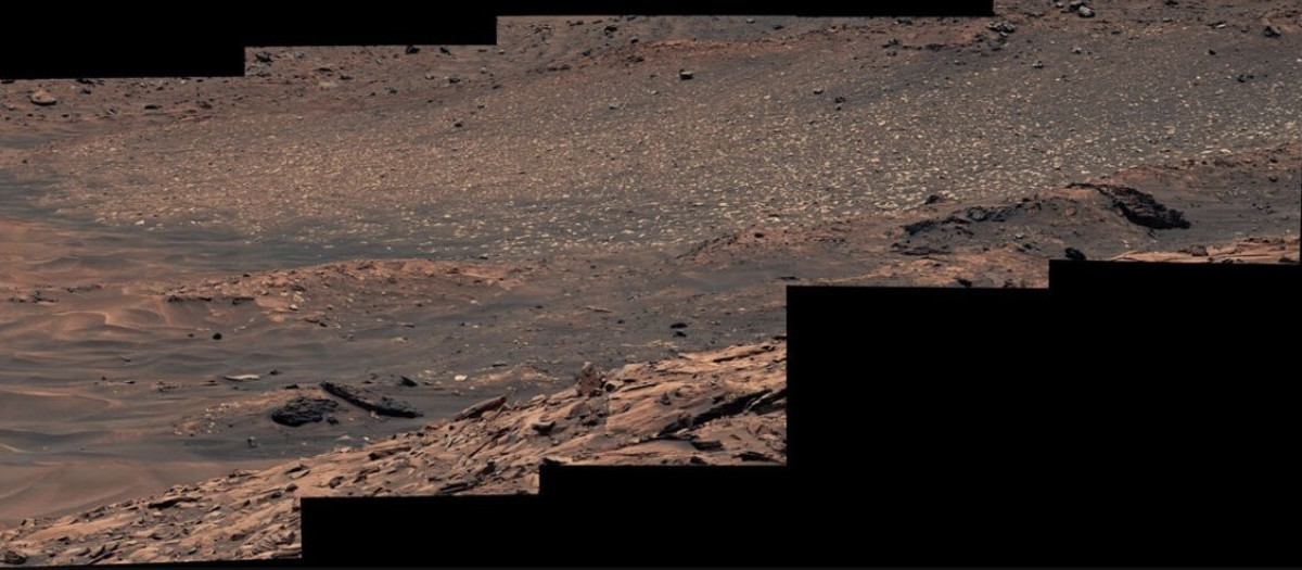 El explorador Curiosity de la NASA captó esta última imagen de un campo de brillantes rocas de azufre blanco el 11 de Octubre, antes de abandonar el canal Gediz Vallis