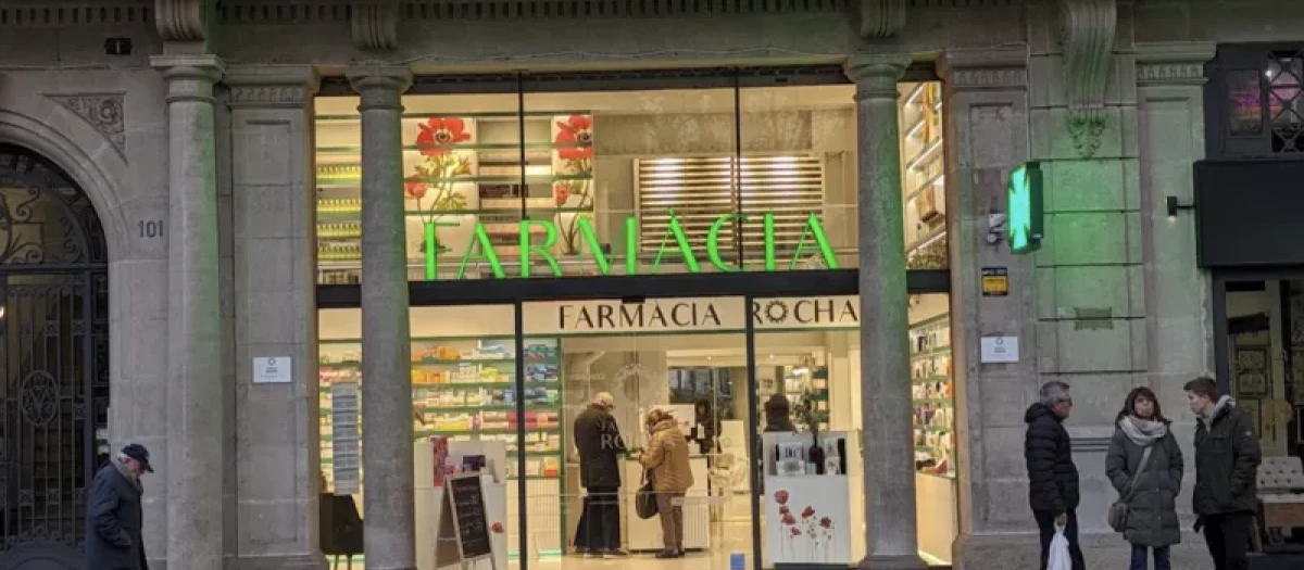 Fachada exterior de la farmacia Rocha