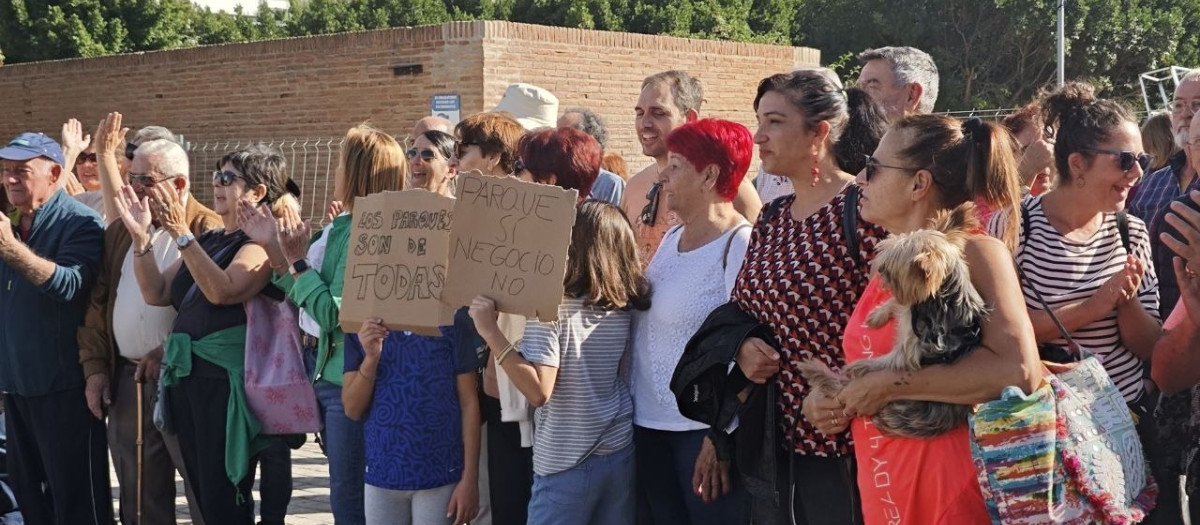 Los vecinos de las inmediaciones del parque se han concentrado en diferentes ocasiones para protestar por el cierre parcial del recinto