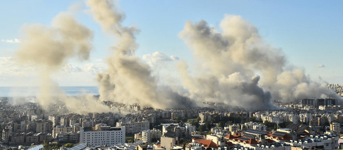 El humo se eleva sobre los suburbios del sur de Beirut tras un ataque aéreo israelí