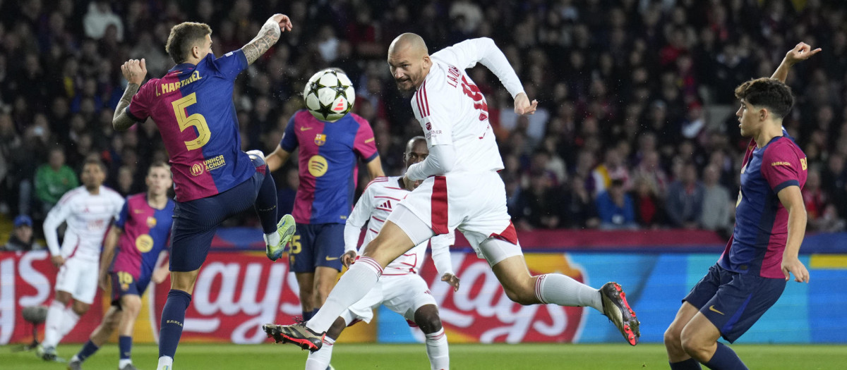 Ajorque remata de cabeza en el partido frente al Barcelona