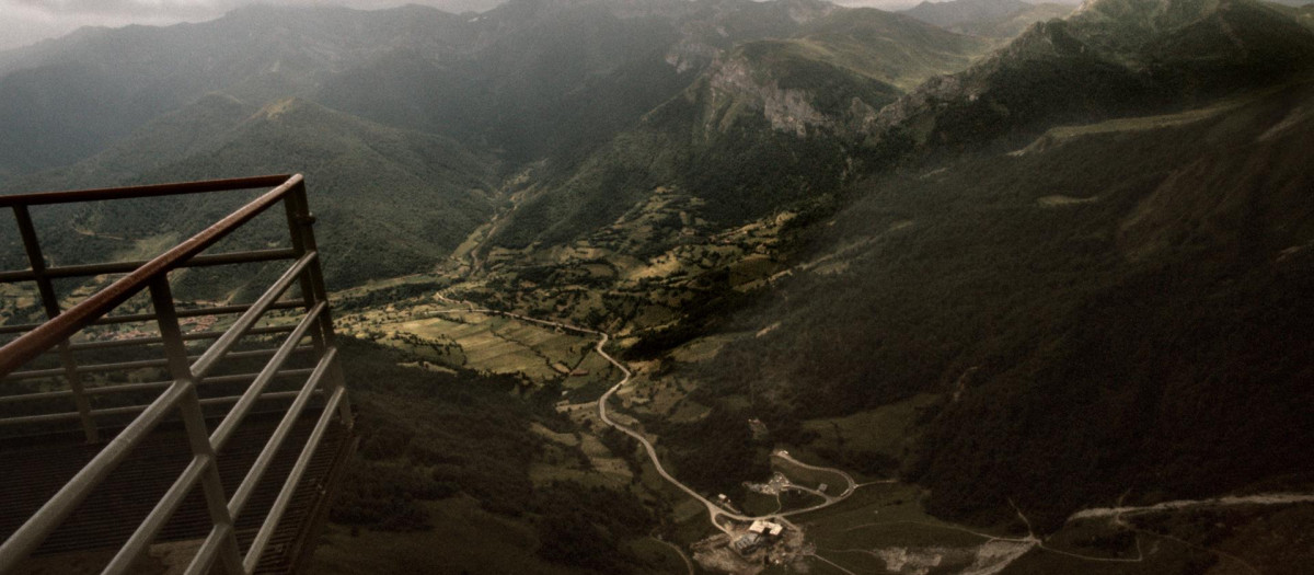 Vista del pueblo de Fuente Dé y del Parque Nacional de los Picos de Europa desde el Mirador del Cable, en una imagen de archivo