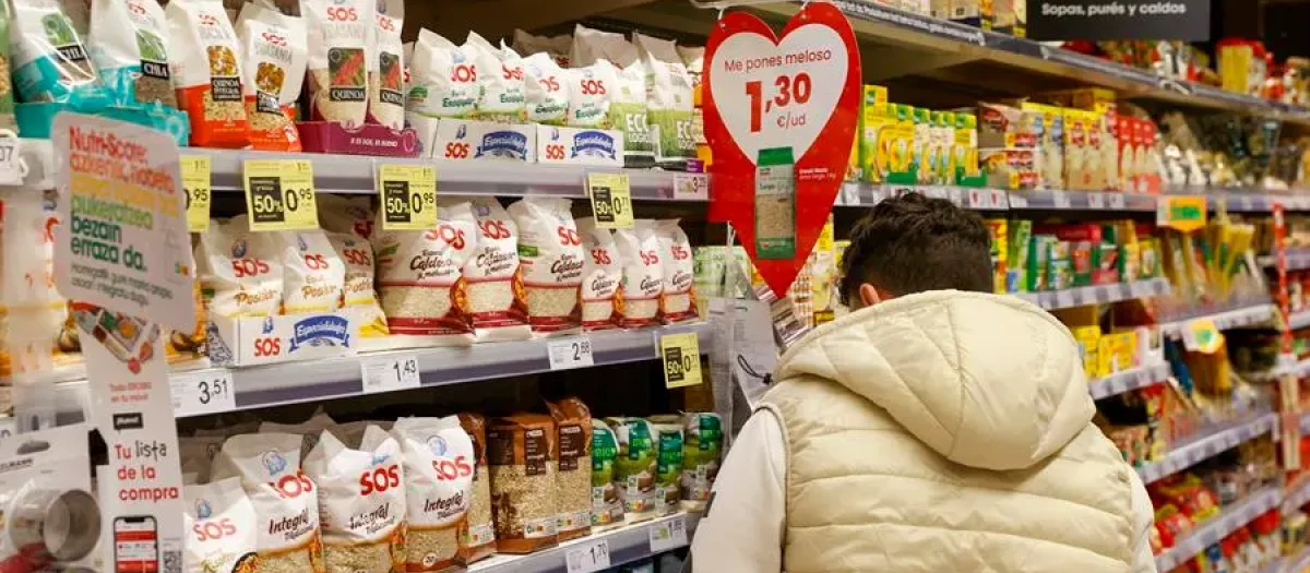 Una persona observa productos en un supermercado