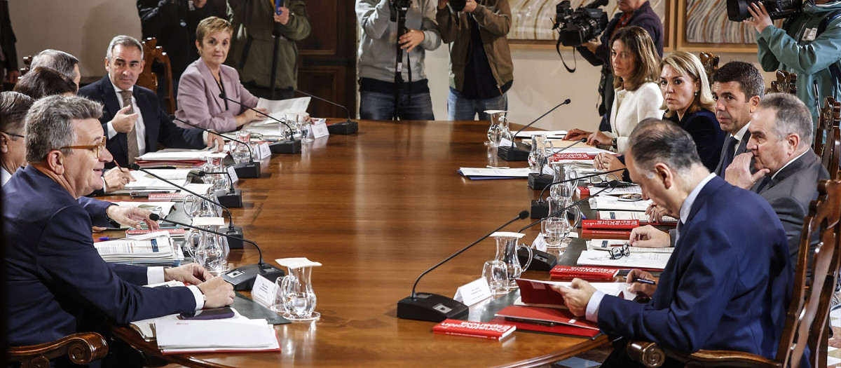 Vista general de la primera reunión del nuevo Consell valenciano, en el Palau de la Generalitat