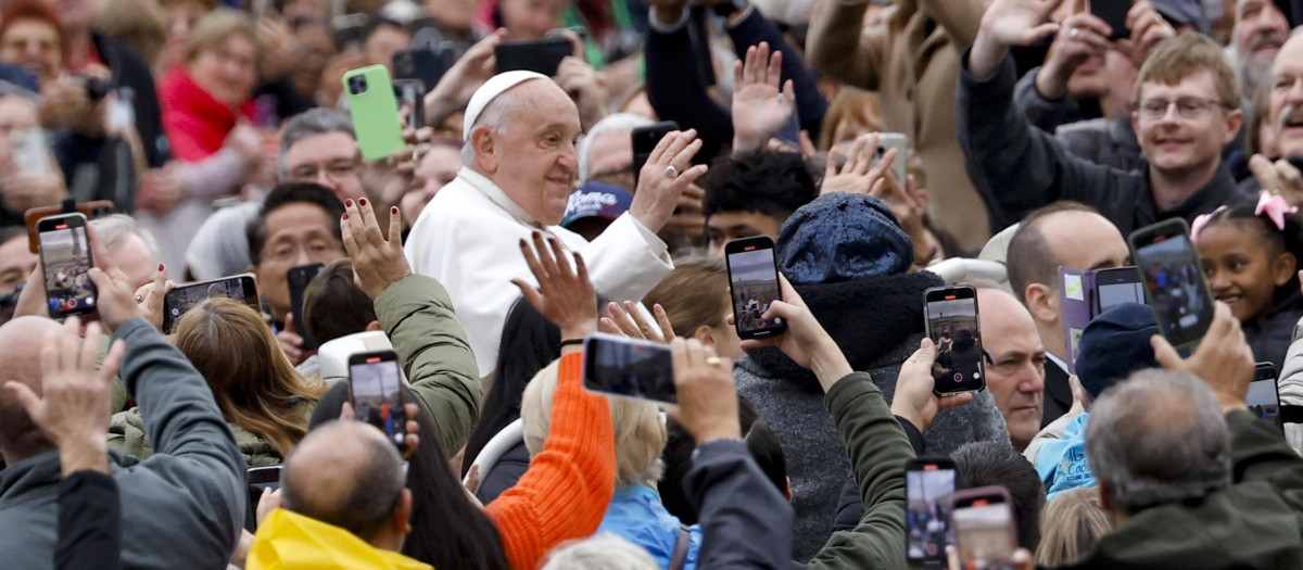 FOTODELDÍA Ciudad del Vaticano (Santa Sede), 20/11/2024. - El Papa Francisco saluda a los fieles durante su audiencia general semanal en la Plaza de San Pedro, Ciudad del Vaticano, este miércoles.-EFE/ Fabio Frustaci