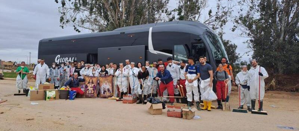 Un grupo de hermanos voluntarios se ha desplazado hasta Valencia para ayudar in situ a los damnificados de la DANA.