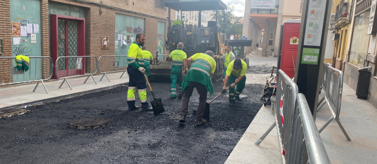 Obras de asfaltado en la calle Alfaros