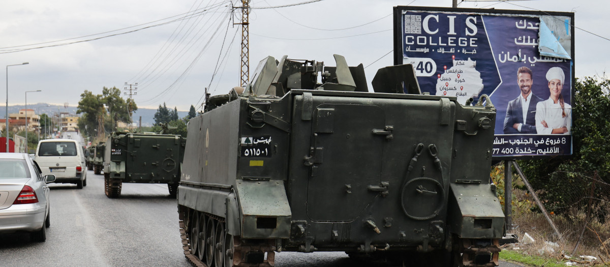 Las tropas del Ejército libanés patrullan la carretera principal al sur del río Litani en Qasmiye, cerca de la ciudad portuaria de Tiro