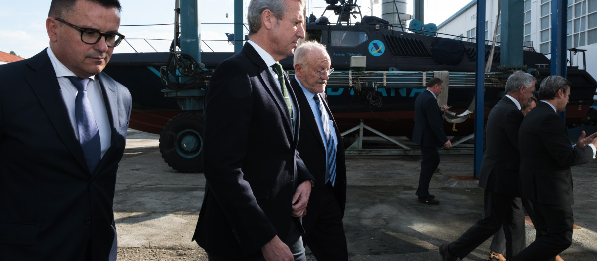 El presidente de la Xunta, Alfonso Rueda, con el presidente del Grupo Rodman, Manuel Rodríguez, en las instalaciones de Rodman Polyships en Meira, Moaña (Pontevedra)