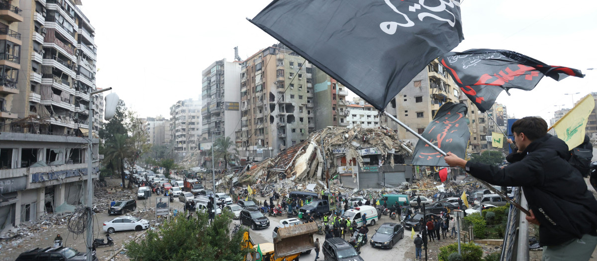 Partidarios de Hezbolá ondean banderas mientras desfilan en los suburbios del sur de Beirut