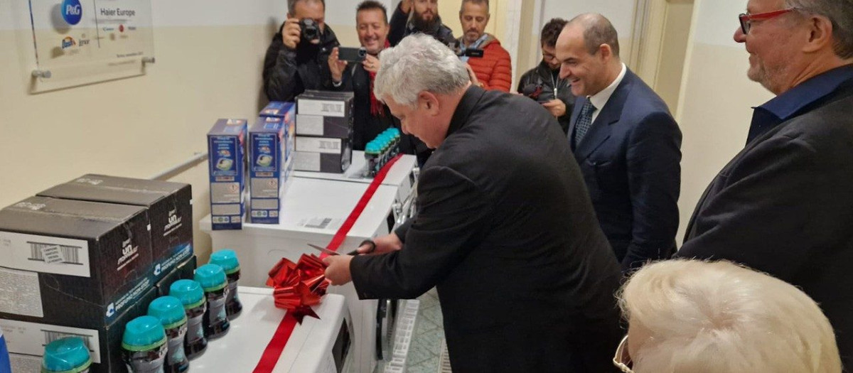 Inauguración de una de las lavanderías abiertas por el Vaticano