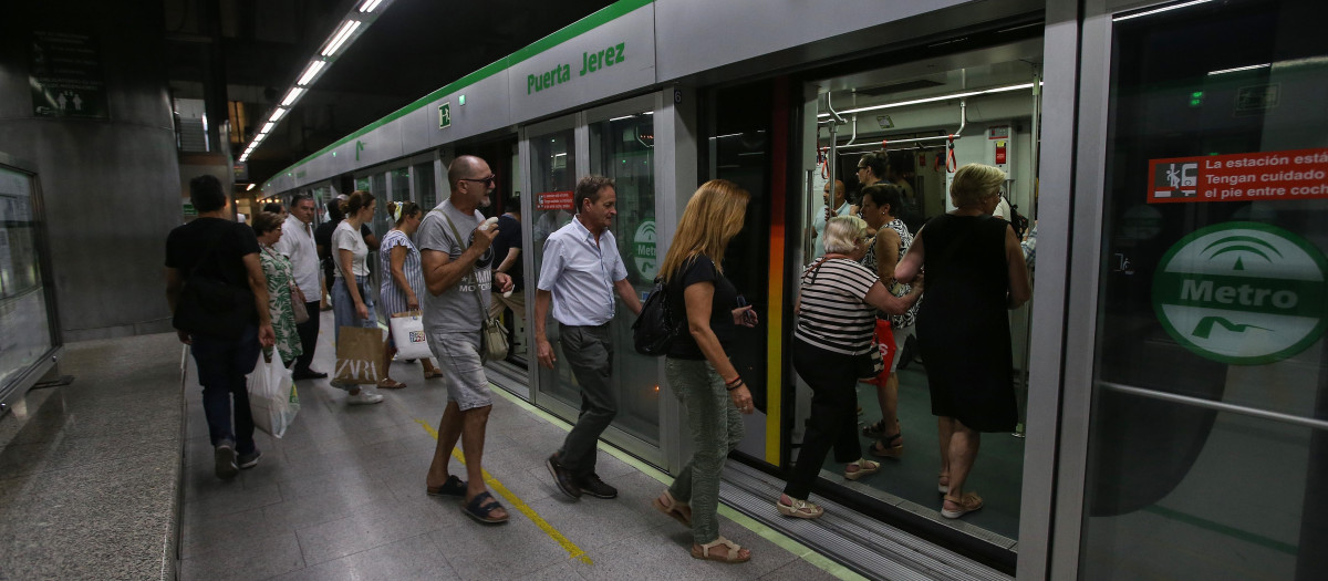 Viajeros subiendo a uno de los trenes del Metro de Sevilla