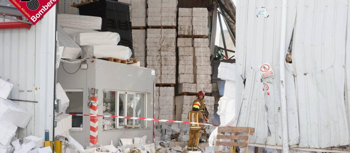 Trabajo de los bomberos en la nave