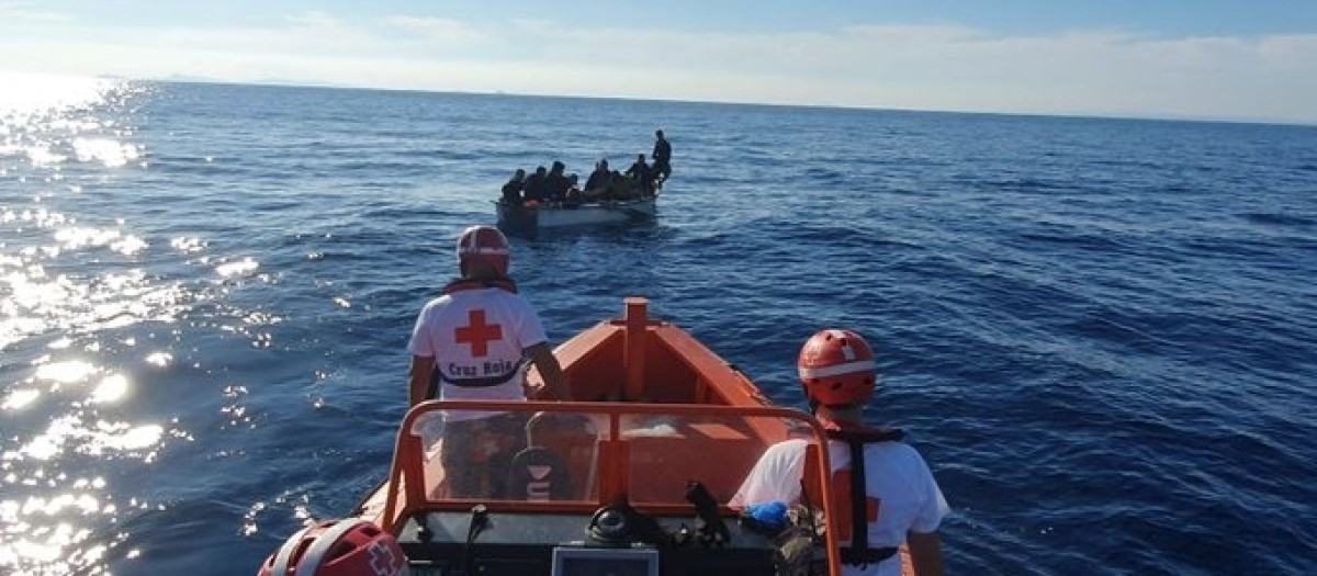 Una de las pateras interceptadas por Cruz Roja en Alicante