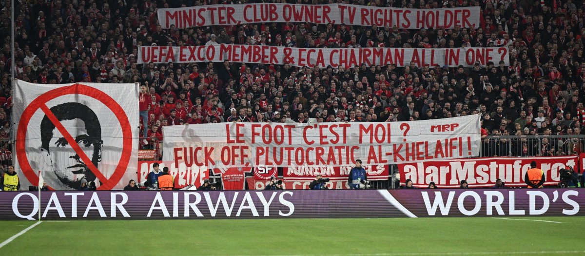 Aficionados del Bayern de Múnich muestran pancartas contra el presidente del PSG, Nasser Al Khelaifi, antes del comienzo del partido entre el Bayern de Munich y el Psg EN EL aLLIANZA aRENA